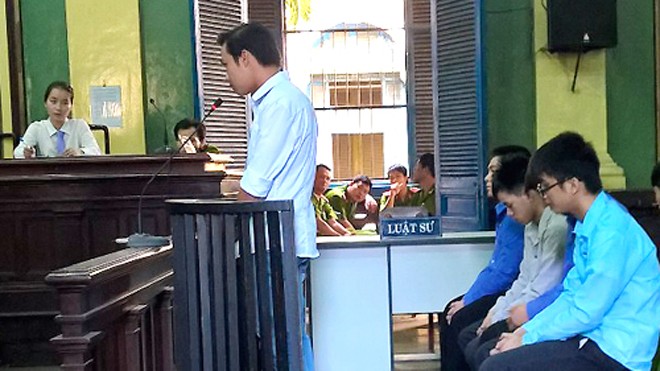 Điều tra lại vụ cựu CSGT nhờ giang hồ đánh chết người Các bị cáo tại tòa. Ảnh: Hải Duyên.