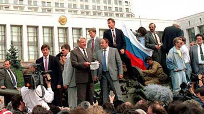 Yeltsin trên chiếc xe tăng bên ngoài toà nhà Quốc hội Nga tháng 8-1991.