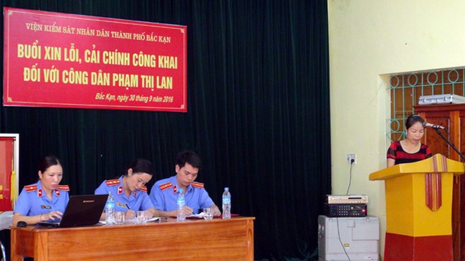 Đòi bồi thường gần 3 tỷ đồng vì bị truy tố oan tội đánh bạc Quang cảnh buổi xin lỗi. Ảnh: Bùi Đức Hiếu-TTXVN