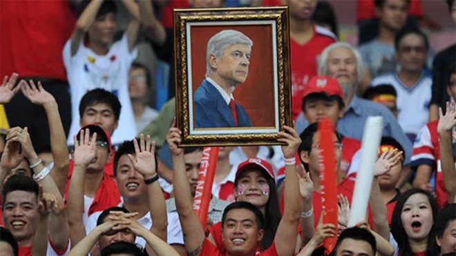 V-League trong mắt một nhà báo Anh CĐV Việt Nam đến sân xem Arsenal tập luyện ở Hà Nội. Ảnh: Stuart MacFarlane.