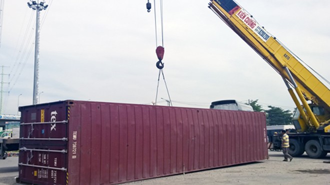 Thùng container văng xuống vòng xoay ở Sài Gòn Thùng container nằm chắn ngang ngay giữa vòng xoay Phú Hữu. Ảnh: Sơn Hòa