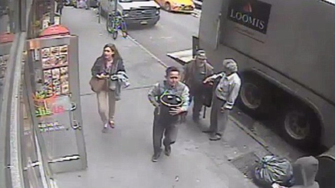 Trộm xô vàng trị giá hơn 30 tỷ giữa ban ngày Tên trộm tiện tay 'khoắng' xô vàng trị giá gần 40 tỷ giữa ban ngày