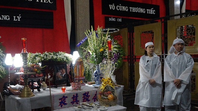 Nghệ sĩ Việt khóc nấc trong đám tang ca sĩ Quang Lý Không khí trầm mặc bao trùm đám tang người nghệ sĩ tài năng. (Ảnh: Dân Trí)