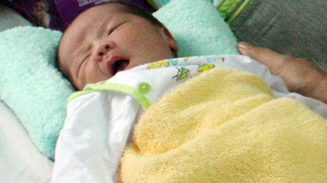 Bé gái sơ sinh bị bỏ rơi trên quốc lộ Bé gái 3 kg bị bỏ rơi bên đường. Ảnh: Nguyệt Triều.