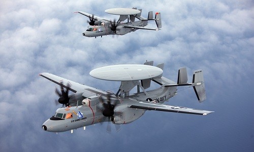 Máy bay 'Mắt thần' Mỹ tăng năng lực phòng không cho Nhật Bản Hai máy bay cảnh báo sớm E-2D Advanced Hawkeye của Mỹ. Ảnh: US Navy