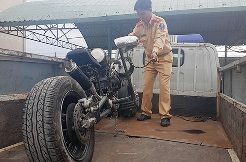 Xe gắn 'súng máy' chạy trên quốc lộ 1A "Xế độ" pha trộn nhiều bộ phận giữa xe máy và xe ôtô. Ảnh: Quang Vũ.