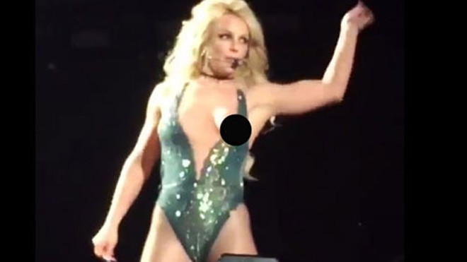 Britney Spears lộ ngực khi biểu diễn Britney Spears lộ ngực khi biểu diễn ở Las Vegas ngày 1/2.
