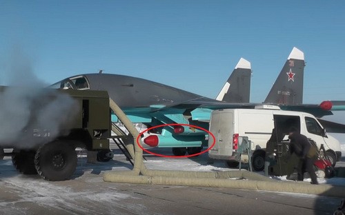Tiêm kích bom Su-34 Nga gắn tổ hợp gây nhiễu 'Nhện độc' Tổ hợp EPS-14 (khoanh tròn) gắn bên dưới chiếc Su-34. Ảnh: Livejournal.