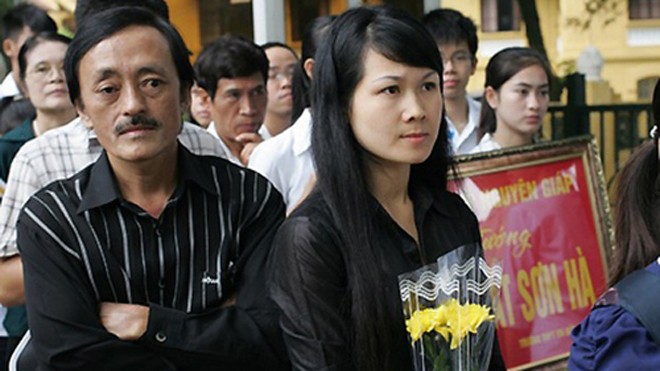 Nghệ sĩ Giang 'còi' thừa nhận đổ vỡ hôn nhân Nghệ sĩ Giang "còi" và người vợ kém 25 tuổi thời còn mặn nồng. Ảnh: TL.