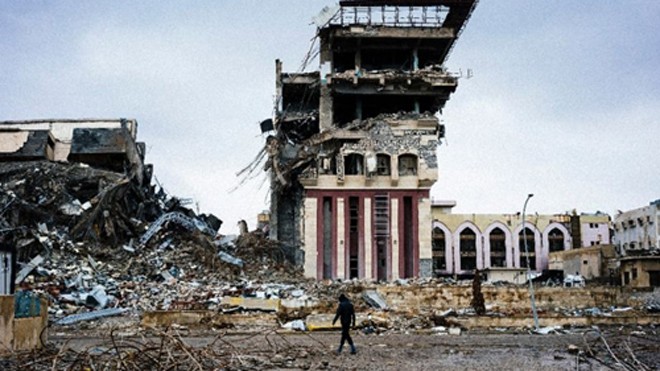 IS chế vũ khí hóa học trong trường đại học Mosul Người đàn ông Iraq bước bên ngoài Đại học Mosul hôm 22/1. Ảnh: AFP