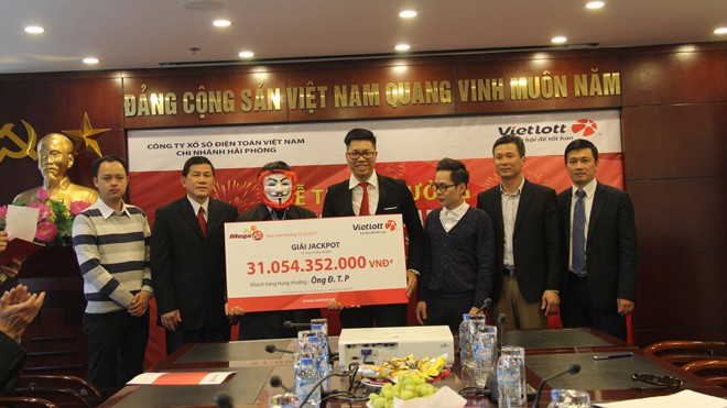 Người đầu tiên tại Hà Nội trúng vé số Vietlott hơn 31 tỷ đồng Ông Đ.T.P. là người đầu tiên tại Hà Nội trúng giải đặc biệt của xổ số điện toán Mega 6/45.