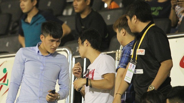 Công Vinh xin lỗi khán giả sau trận đấu lố bịch với Long An Công Vinh xin lỗi khán giả sau sự cố đáng xấu hổ trên sân Thống Nhất