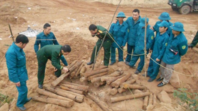 Phát hiện 'kho' đạn pháo trong lòng đất Chỉ huy quân sự huyện thu gom số đạn pháo