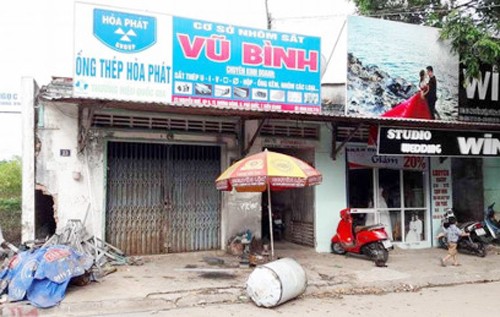 Nổ kinh hoàng khi cưa thùng phuy, 2 người bị thương Chiếc thùng phuy phát nổ khi hai công nhân đang làm việc. Ảnh: Vân Vân
