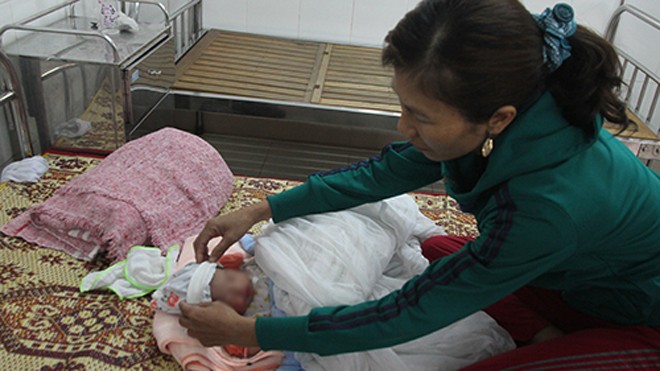 Bé trai còn nguyên dây rốn bị bỏ rơi giữa đồng Bé trai tạm thời được giao cho một gia đình hiếm muộn chăm sóc. Ảnh: Uyên Nhi