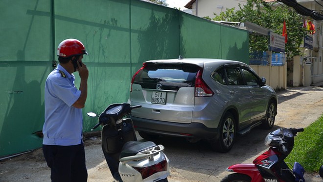Đi họp, ông Đoàn Ngọc Hải cũng bắt phạt ô tô đậu chiếm vỉa hè Đi họp, ông Đoàn Ngọc Hải cũng bắt phạt ô tô đậu chiếm vỉa hè