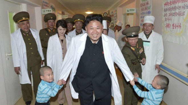 Nền y tế Triều Tiên 'bí mật nhất thế giới' Nhà lãnh đạo Kim Jong-un đến thăm một bệnh viện. Ảnh: KCNA.