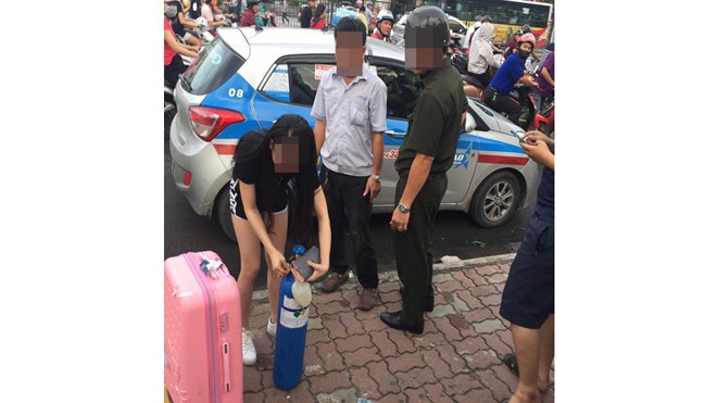 Phê bóng cười, cô gái hồn nhiên mời lực lượng an ninh thổi giúp Cô gái bị người taxi mời xuống xe, lực lượng an ninh ra nhắc nhở.