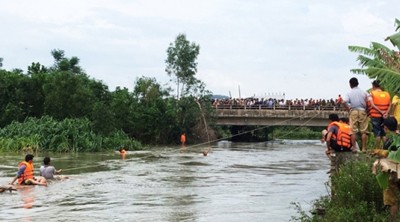 Người đàn ông bị nước lũ cuốn trôi khi đi chăn trâu Lực lượng chức năng tìm kiếm thi thể nạn nhân.