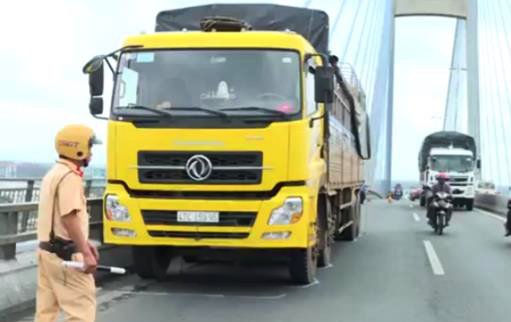 Tài xế dừng xe tải giữa cầu rồi nhảy xuống sông tự vẫn Tài xế dừng xe tải giữa cầu rồi nhảy xuống sông tự vẫn