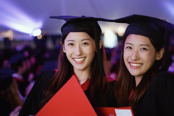 Cặp song sinh xinh đẹp cùng tốt nghiệp ĐH Harvard Tôn Vũ Đồng và Tôn Vũ Mộng rạng rỡ trong ngày tốt nghiệp hệ thạc sĩ tại Harvard