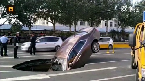 Rolls-Royce Phantom lao xuống hố tử thần Chiếc xe trị giá 17 tỷ bị nuốt chửng trong khi chờ đèn giao thông ở Cáp Nhĩ Tân, Trung Quốc.