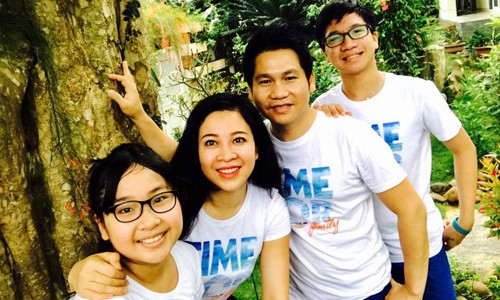 Trọng Tấn: 'Vợ chồng tôi nhiều lúc bế tắc khi giao tiếp với con trai' Vợ chồng Trọng Tấn và hai con.