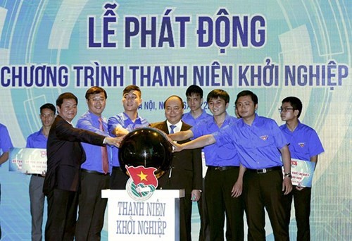 Thủ tướng cùng các sinh viên thực hiện nghi thức phát động Chương trình Thanh niên khởi nghiệp năm 2016. Ảnh: VGP