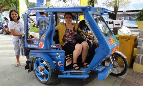 Khách du lịch trải nghiệm loại xe ba bánh đặc trưng ỏ Boracay.
