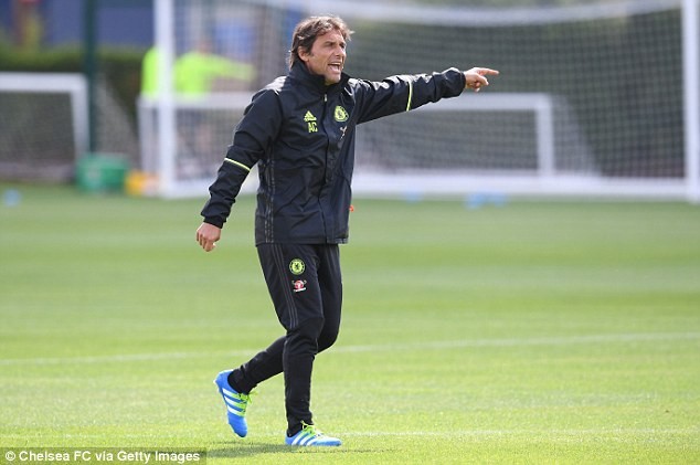 HLV Conte 'thổi lửa' cho Chelsea ngay ngày ra mắt Vị chiến lược gia người Italia này được kỳ vọng sẽ giúp The Blues trở lại vinh quang sau mùa giải tồi tệ vừa qua (xếp thứ 10 chung cuộc ở Premier League).