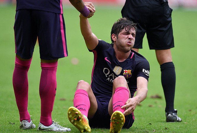Barca lo ngay ngáy vì 'bão' chấn thương Sergi Roberto dính chấn thương trong buổi tập của ĐT Tây Ban Nha.