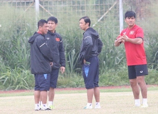 BẢN TIN Thể thao: Tuyển Việt Nam tập sân toàn 'ổ gà' HLV Hữu Thắng không hài lòng về mặt sân phụ Pakasari.
