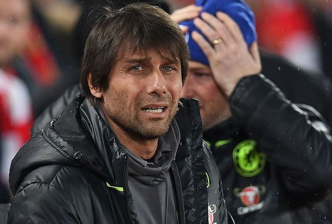 HLV Conte nhận hai cú sốc ngày cuối tuần HLV Antonio Conte.