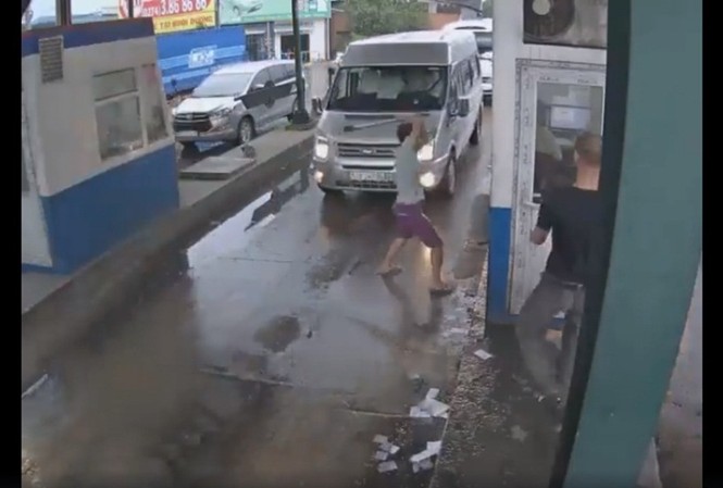 Côn đồ đánh gãy tay nhân viên trạm thu phí ở Bình Dương Côn đồ đánh gãy tay nhân viên trạm thu phí ở Bình Dương