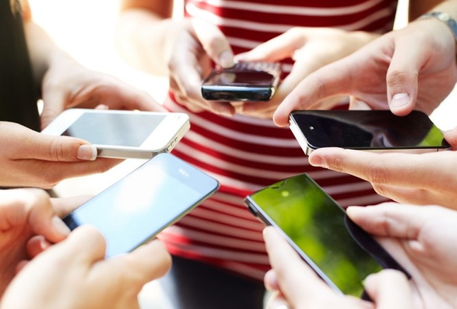 Nữ sinh vẹo cổ vì dùng điện thoại quá nhiều Ảnh minh hoạ: Internet