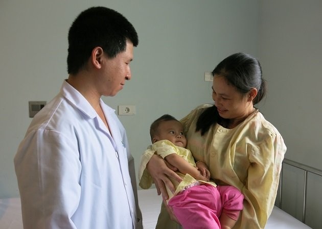 Bác sĩ Cao Việt Tùng thăm hỏi sức khoẻ bé N.M.N
