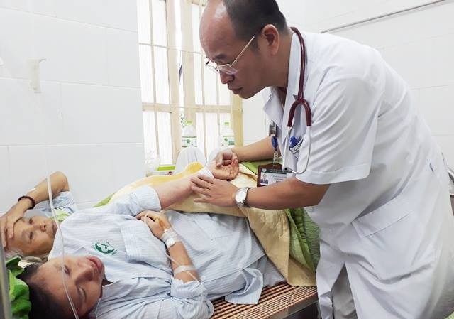 Nhiều bà bầu mắc sốt xuất huyết vừa điều trị vừa ... sinh con Thăm khám cho thai phụ mắc SXH tại Bệnh viện Bạch Mai