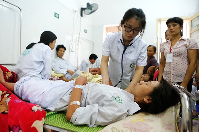 Sốt xuất huyết ngày thứ mấy sẽ nguy hiểm nhất? Bệnh nhân sốt xuất huyết đang được điều trị tại BV Bạch Mai, Hà Nội. Ảnh: Như Ý