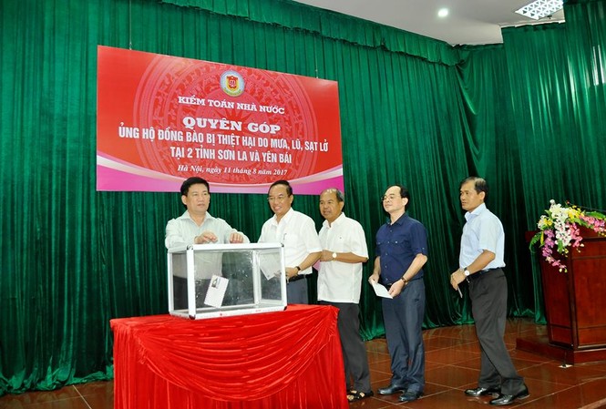 Quyên góp ủng hộ đồng bào miền núi Tây Bắc Lãnh đạo KTNN quyên góp ủng hộ người dân vùng mưa lũ sáng 11/8