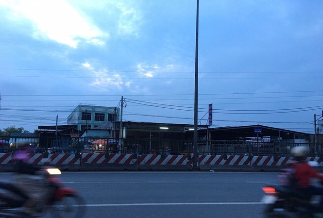 Chấp hành viên đọc thông báo qua điện thoại, dân khốn đốn? Khu đất được ông Truyền mua đấu giá từ cơ quan thi hành án.