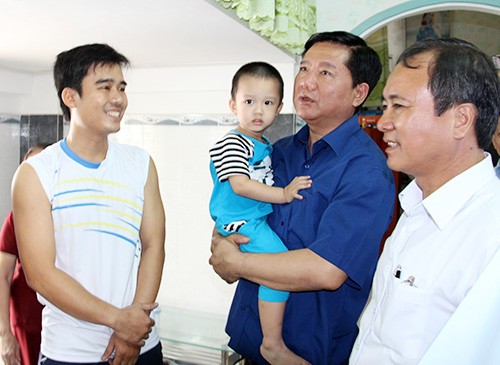 TP HCM học xây nhà ở xã hội 100 triệu đồng của Bình Dương Bí thư Thành ủy TP HCM Đinh La Thăng thăm nhà ở nhà hội của một gia đình công nhân tại Bình Dương. Ảnh: Nguyệt Triều