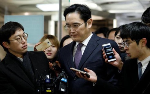 Hàn Quốc thẩm vấn lại Phó Chủ tịch Tập đoàn Samsung Phó Chủ tịch Tập đoàn Samsung Lee Jae-yong xuất hiện tại tòa án trung tâm Seoul ngày 19/1 (Ảnh: Reuters).