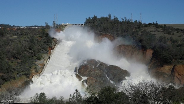 Lo ngại vỡ đập cao nhất nước Mỹ, dân California sơ tán khẩn cấp Đập Oroville đang phải đối mặt với nguy cơ "thất thủ" bất cứ lúc nào.