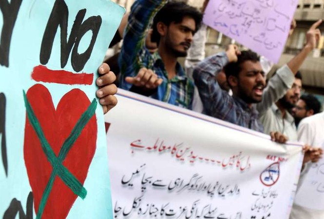 Tòa án Pakistan ra lệnh cấm kỉ niệm ngày Valentine Những người biểu tình phản đối ngày Valentine tại Karachi (Pakistan) hôm 12/2.