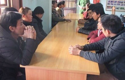 Tạm giữ hình sự 16 con bạc ở thị trấn Lao Bảo Các con bạc đang bị Công an tạm giữ. Ảnh: K.Huệ