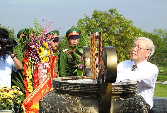 Tổng Bí thư Nguyễn Phú Trọng thăm Thành cổ Quảng Trị Tổng Bí thư Nguyễn Phú Trọng dâng hương tại Thành cổ Quảng Trị