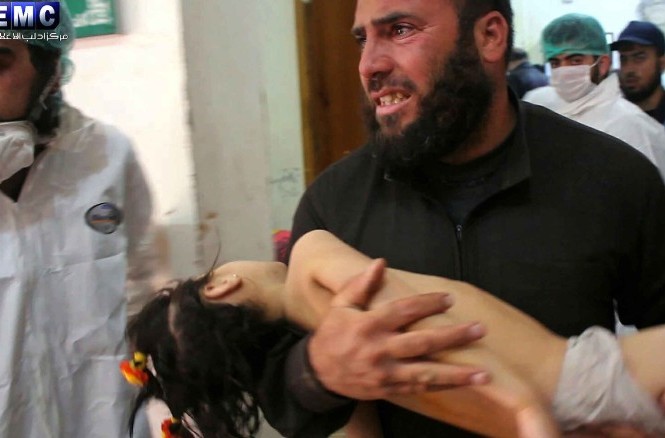 Xác định chất độc kinh hoàng giết chết hơn 80 người Syria Một em bé là nạn nhân của cuộc tấn công bằng vũ khí hóa học ở Syria hôm 4/4. Ảnh: AP