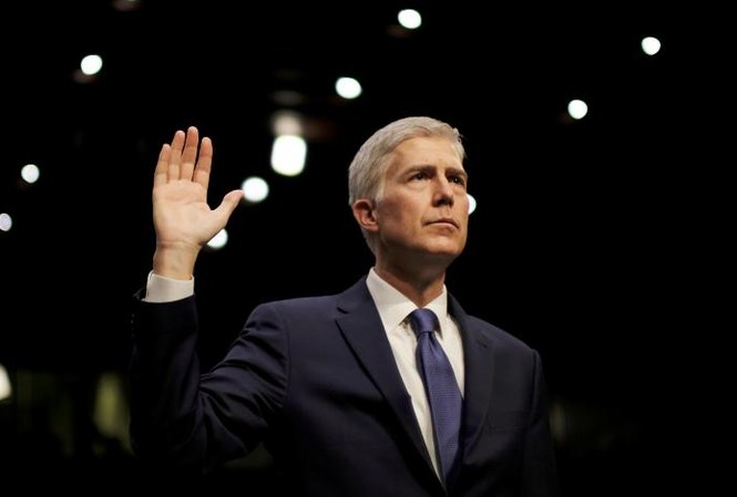 Tòa tối cao Mỹ có Chánh án mới, ông Trump thắng lợi giòn giã Mỹ Neil Gorsuch tuyên thệ sau khi được phê chuẩn chức vụ Chánh án Tòa án tối cao Mỹ. Ảnh: Reuters