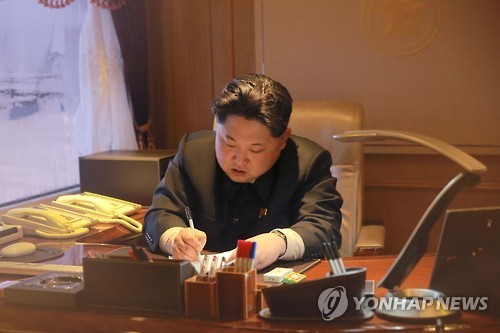 Ông Kim Jong-un lên án Mỹ trong thư gửi Tổng thống Syria Chủ tịch Kim Jong-un bên bàn làm việc. Ảnh: Yonhap