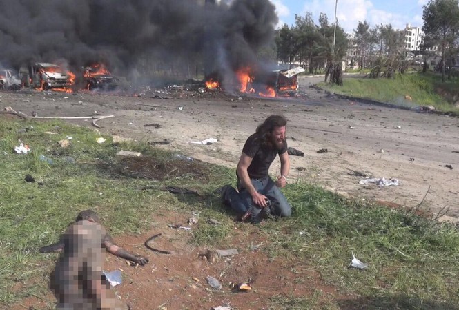 Phóng viên chiến trường quỳ khóc bên thi thể bé trai Syria trúng bom Bức ảnh gây xúc động của Ahmad Primo. Nhân vật chính trong bức ảnh là phóng viên chiến trường Abd Alkader Habak.